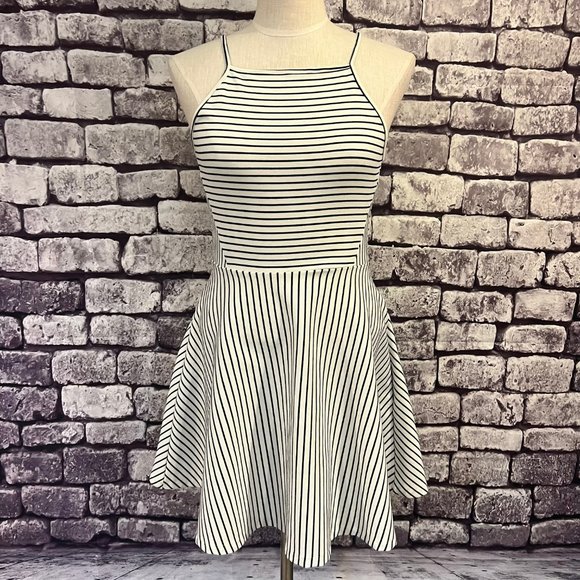 H&M Dresses & Skirts - H&M Divided Black & White Sleeveless Dress Size 10